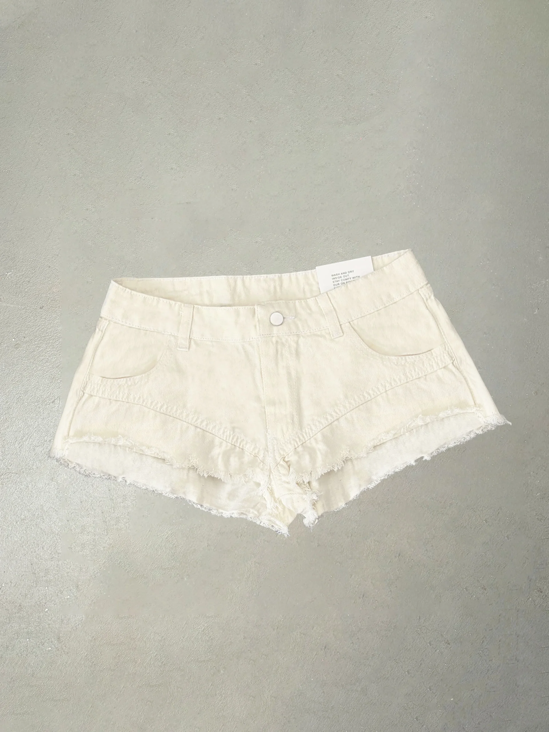 SHORT T. BAJO RECORTE CREMA #POLA.08.R