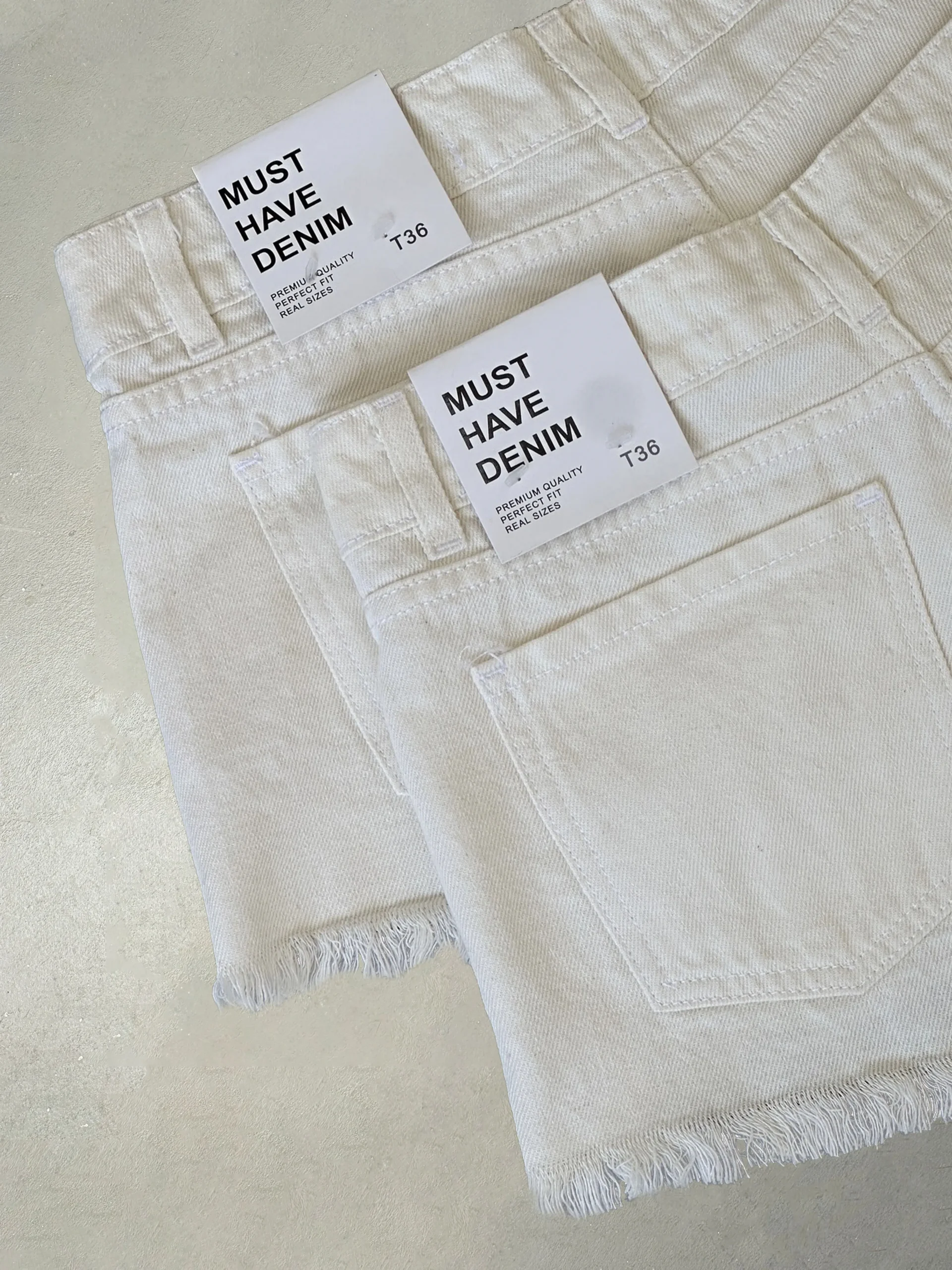 Alternative view of SHORT T. BAJO CREMA #POLA.08
